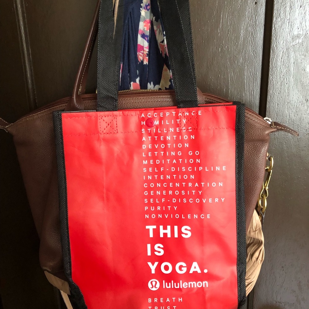 Lululemon small bag mint condition.